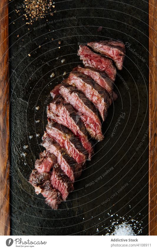 Saftige Stücke eines bunten Steaks im Restaurant Filet Scheibe Geschirr mittel selten Spielfigur Metall Fleisch Rindfleisch Küche Lebensmittel Speise