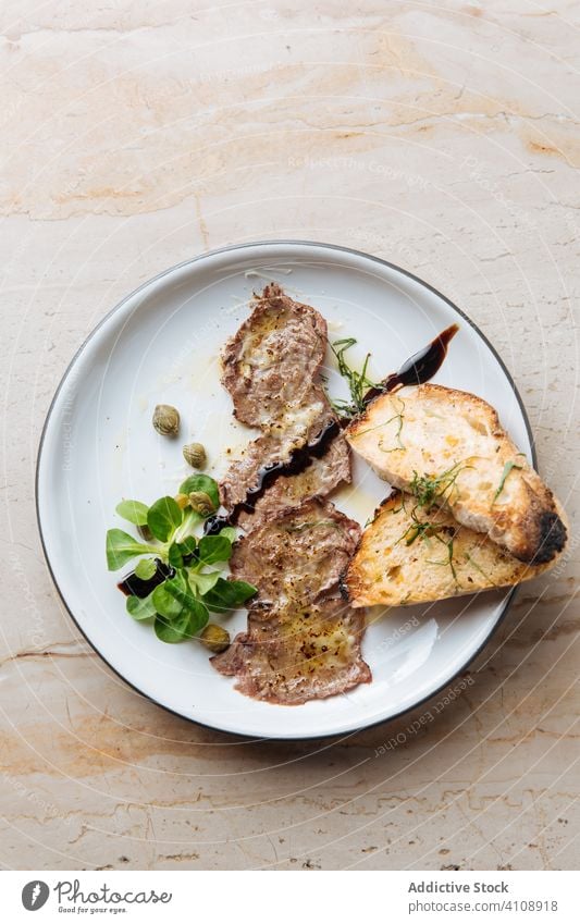 Leckeres Fleisch und Brot im Restaurant Speise Haute Cuisine Grün Kraut Braten Gabel Teller vorbereiten Gesundheit frisch Portion geschmackvoll lecker