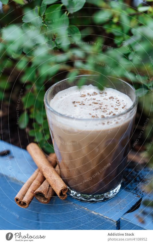 Süßes gekühltes Eierlikörgetränk mit Zimt trinken Getränk Glas rustikal lecker frisch geschmackvoll Tasse süß organisch Bowle Sahne Bestandteil melken Zucker