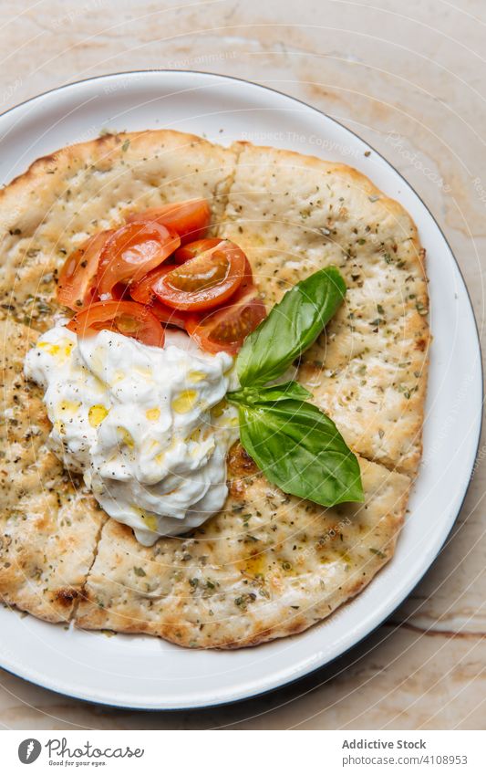 Frische Quesadilla mit Soße und Tomate im Restaurant Teigwaren Saucen Café Basilikum Grün Kraut Scheibe Spielfigur Italienisch Lebensmittel geschmackvoll lecker