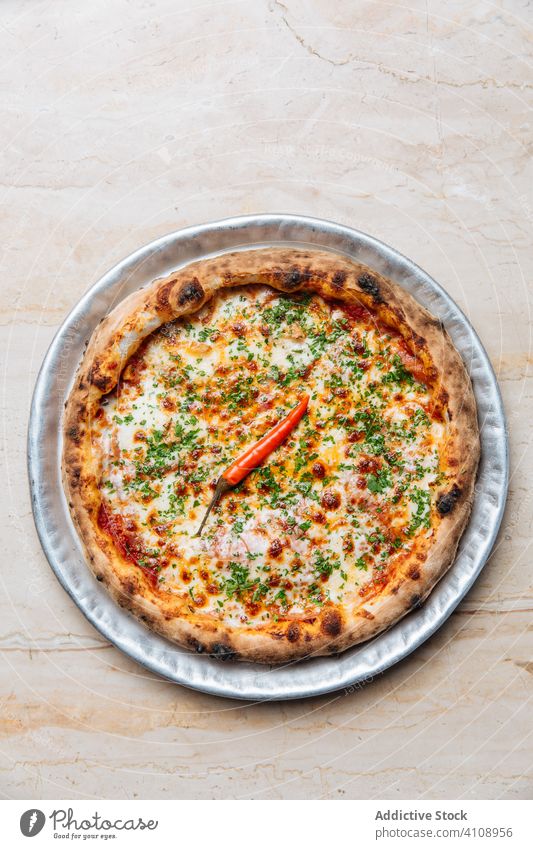 Saftige Pizza mit Käse und gehacktem Oregano lecker Café Cayenne Paprika new yorker stil Saucen gebacken Petersilie Tomate einfach Würzig grün Bohnenkraut