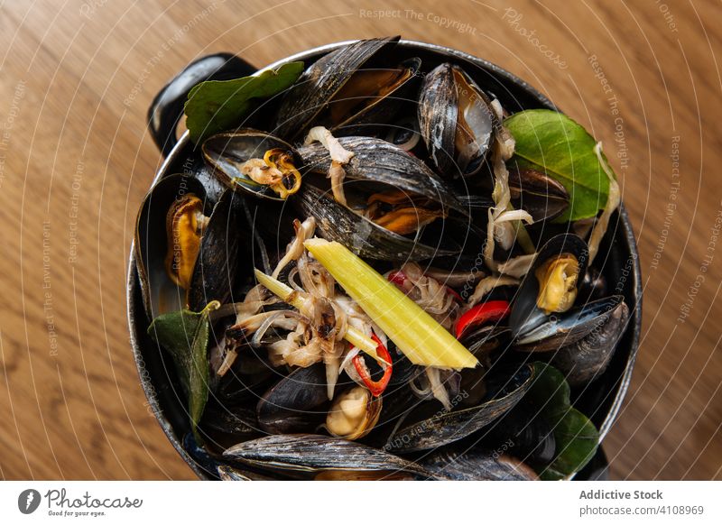 Schwarze Muscheln mit Gemüse in Schale lecker Krebstier Meeresfrüchte Weichtier Delikatesse Sellerie mediterran Miesmuschel grün schwarz marin kulinarisch