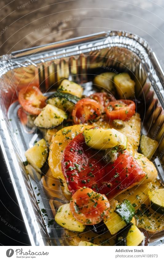 Buntes Gemüse mit Kräutern in glänzender Backform Tomaten Zucchini Küchenkräuter lecker Mahlzeit Saucen Lebensmittel Gesundheit Ernährung frisch geschmackvoll