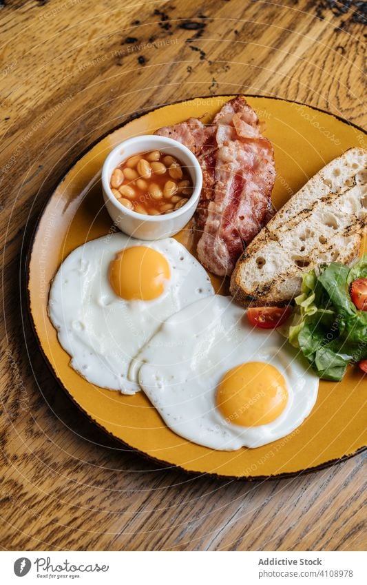 Leckeres Frühstück mit Spiegeleiern und einer Auswahl an Speisen auf dem Teller Eier Speck trinken Lebensmittel lecker geschmackvoll Mahlzeit Küche