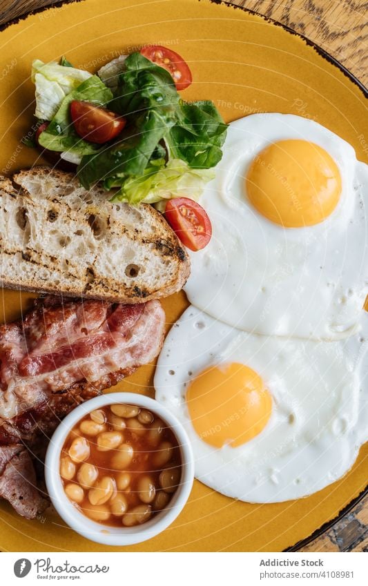 Leckeres Frühstück mit Spiegeleiern und einer Auswahl an Speisen auf dem Teller Eier Speck trinken Lebensmittel lecker geschmackvoll Mahlzeit Küche