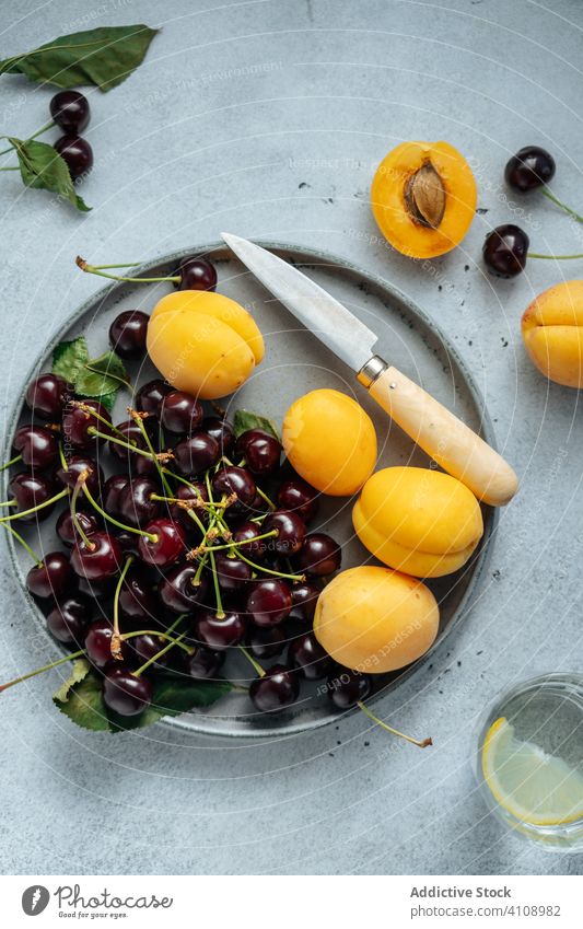 Kirsche und Pfirsich auf rundem Teller Frucht Ordnung Farben Atelier exotisch süß Zusammensetzung Gesundheit minimalistisch frisch Dessert lecker Vitamin saftig