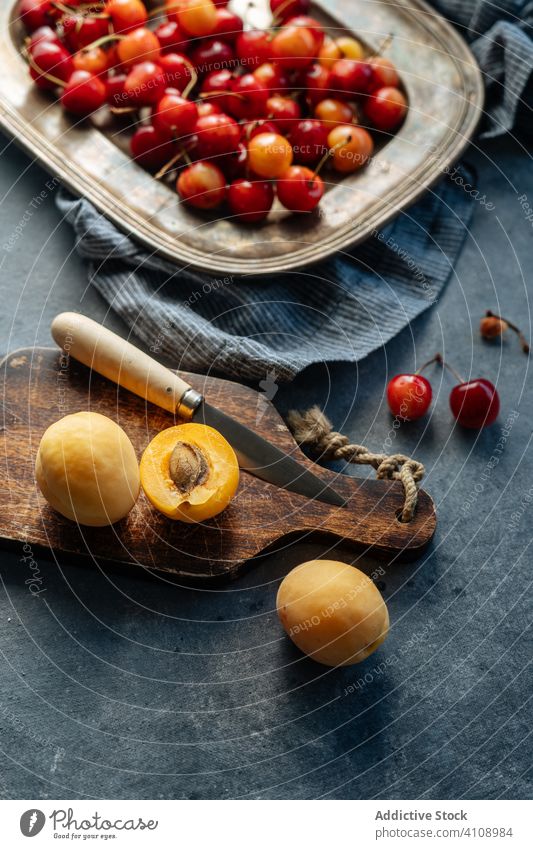 Kirsche und Pfirsich auf dem Teller Frucht Ordnung Farben Atelier exotisch süß Zusammensetzung Gesundheit minimalistisch frisch Dessert lecker Vitamin saftig