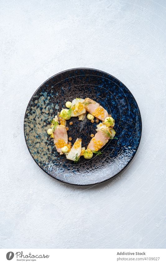 Ceviche von rotem Fisch und Kaviar Meeresfrüchte Speise Saucen Haute Cuisine Snack Kraut dekoriert serviert Restaurant Lebensmittel lecker Mahlzeit