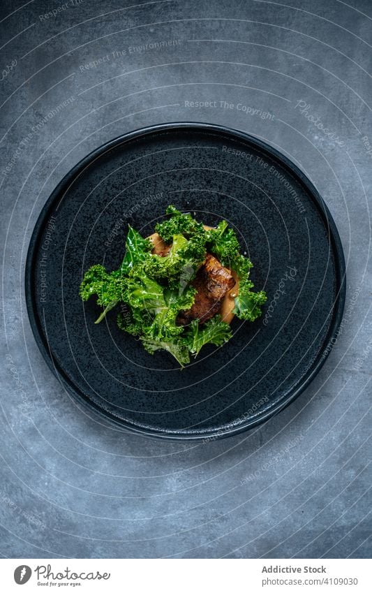 Salat mit Salatblättern und Fleisch Salatbeilage Hohe Küche Snack grün gebraten Saucen Mahlzeit Lebensmittel Gießen Löffel Teller Speise Restaurant Reichtum