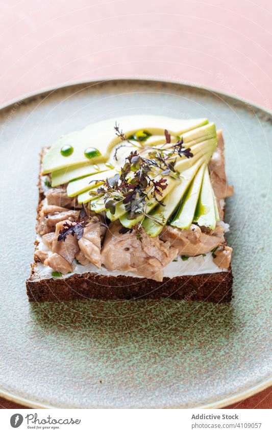 Thunfisch-Sandwich mit Avocado-Stücken Belegtes Brot Teller Kantine Tisch Frühstück Gesundheit Lebensmittel Scheibe Mahlzeit Mittagessen Küche Portion frisch