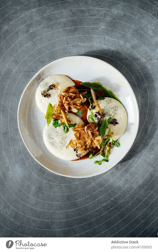 Gebratenes Fleisch mit Trüffeln und Kräutern Restaurant Speise Kraut Teller Lebensmittel Abendessen Küche Mahlzeit Feinschmecker gebraten Saucen Mittagessen