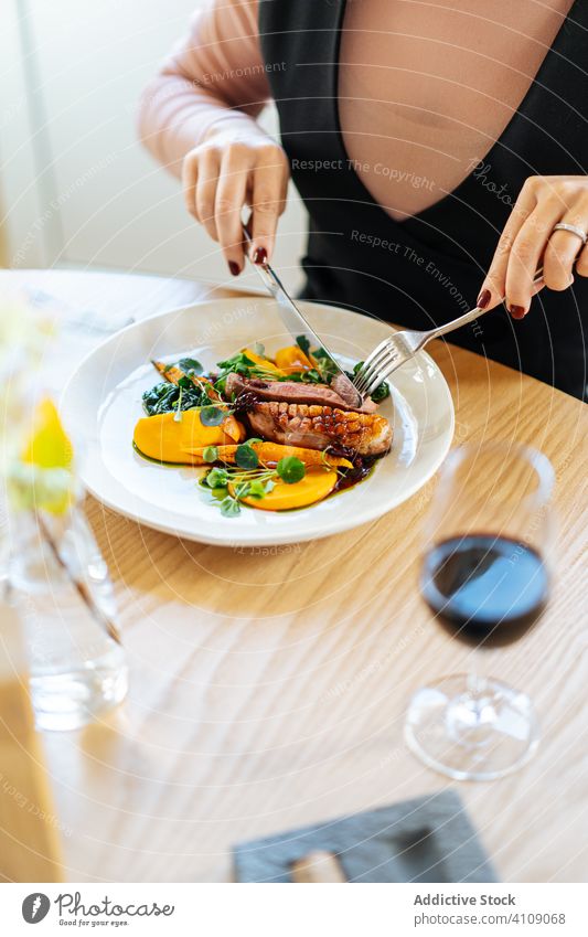 Anonyme Person beim Mittagessen im Restaurant Wein Abendessen trinken Getränk Alkohol Lebensmittel jubelt rot Speise Mahlzeit Kelch Weinglas Café Kantine Küche