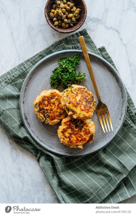 Gegrillte Fischkoteletts auf Metallplatte Kotelett Burger Essen zubereiten gegrillt gebraten serviert Teller Lebensmittel Rezept Lachs fleischlos Füllung