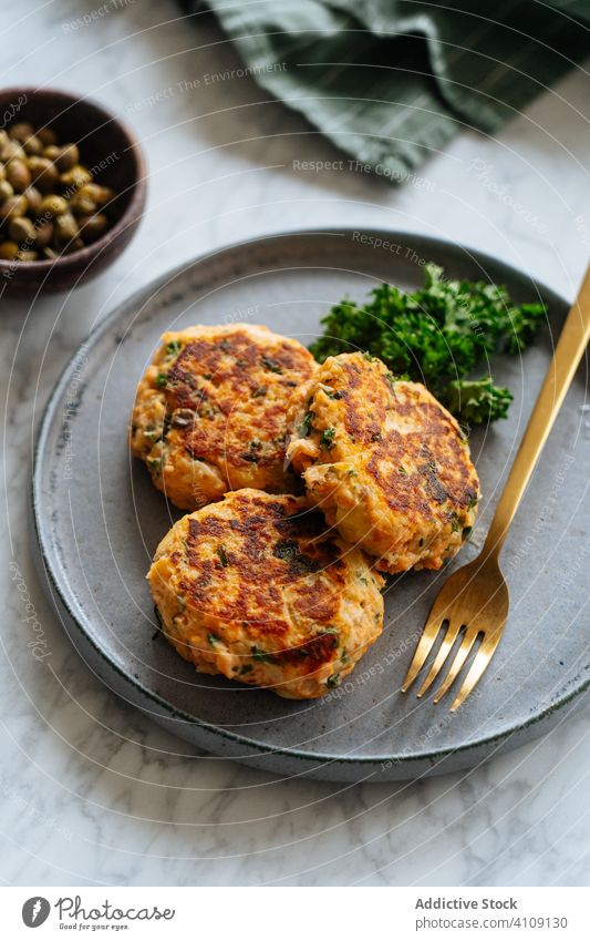 Gegrillte Fischkoteletts auf Metallplatte Kotelett Burger Essen zubereiten gegrillt gebraten serviert Teller Lebensmittel Rezept Lachs fleischlos Füllung