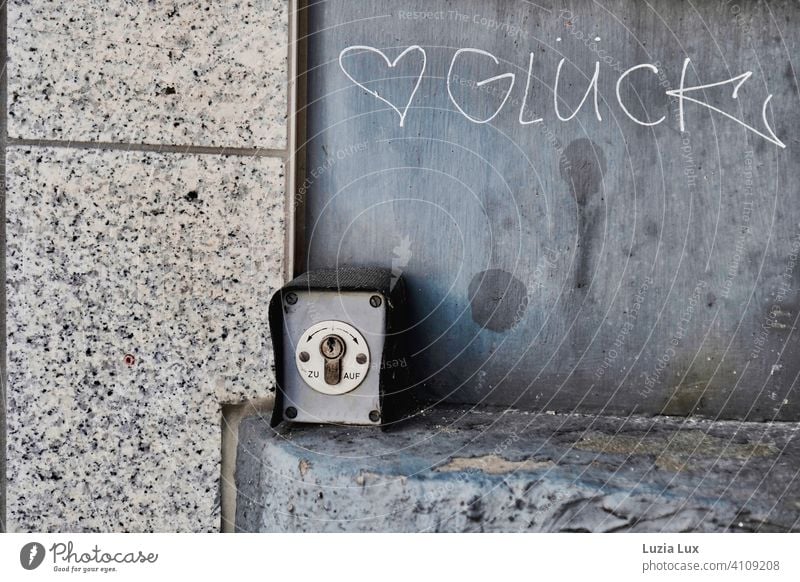 Das Glück, zum Öffnen und Schließen. Herz Schalter Wand Fassade grau auf auf und zu Sinnbild zum Nachdenken Symbol Flecken Stadt urban Träumerei