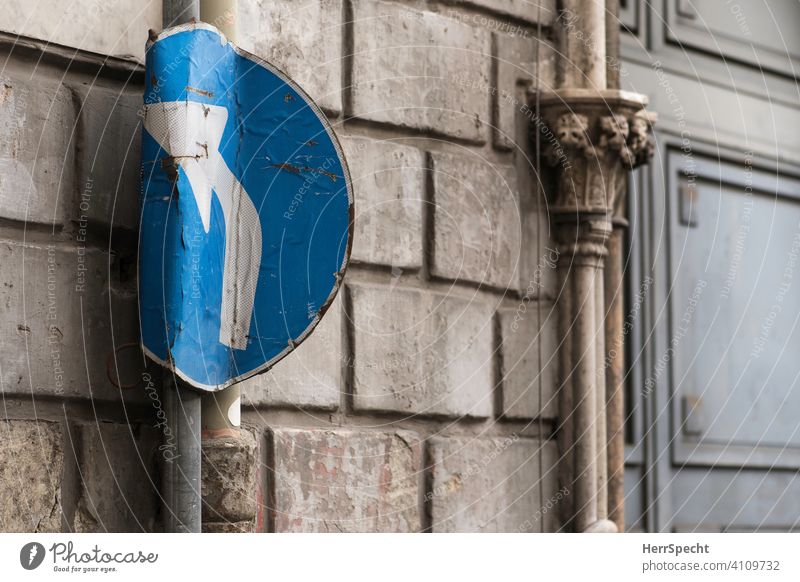 Verbogenes Abbiegen-Schild Verkehrszeichen Schilder & Markierungen Verkehrsschild Straßenverkehr Menschenleer Farbfoto Pfeil beschädigt Autofahren autoverkehr