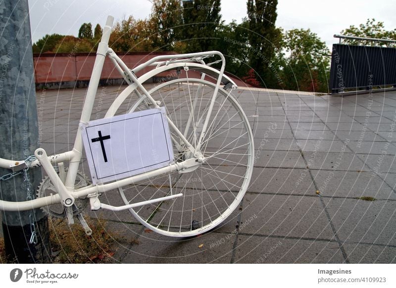 Mahnmal Ghost-Bike Unfall Tot LKW getötet Radfahrer Straße Tag weiss Fahrrad Denkmal Verkehrsunfall sterben fahrrad stadt kreuz radfahrer gefahr tödlich