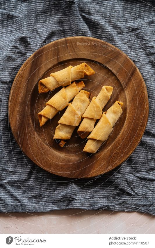 Leckere Croissants mit rosigen Seiten auf dem Teller ccroissants Gebäck appetitlich knackig geschmackvoll hölzern Leinen Lebensmittel Brot rustikal Frühstück