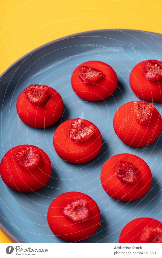 Hellrotes Dessert auf Teller Himbeeren Ball süß Lebensmittel Gebäck farbenfroh hell geschmackvoll Küche Speise lecker Zucker Kalorie Portion gebacken