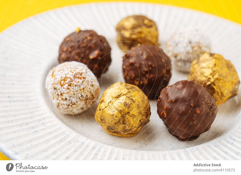 Nusskugeln mit verschiedenem Zuckerguss Dessert Keks Zuckerguß Ball Nut Teller süß Lebensmittel Gebäck geschmackvoll Küche Speise Sortiment lecker gold