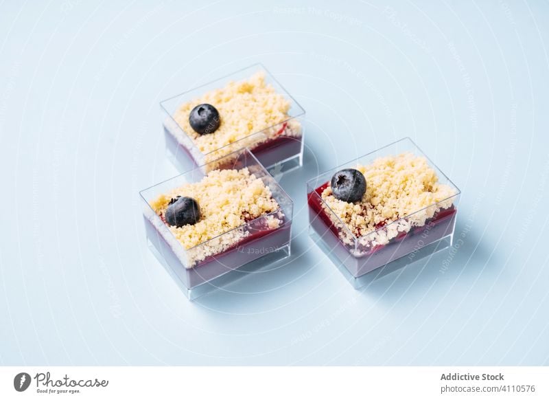 Glasbehälter mit Heidelbeerkuchen Dessert Blaubeeren Marmelade Kuchen Container süß Lebensmittel Gebäck geschmackvoll Küche Speise lecker Zucker Kalorie Portion