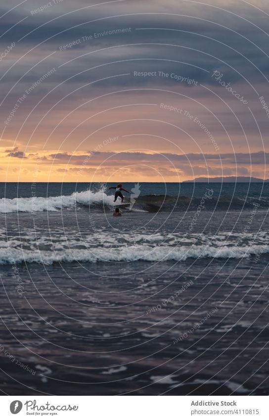 Anonymer Surfer beim Spaziergang am Meer MEER Strand Abend Surfbrett winken wolkig Resort Costa Rica Hobby Wasser Natur Ufer Urlaub Küste Sommer malerisch