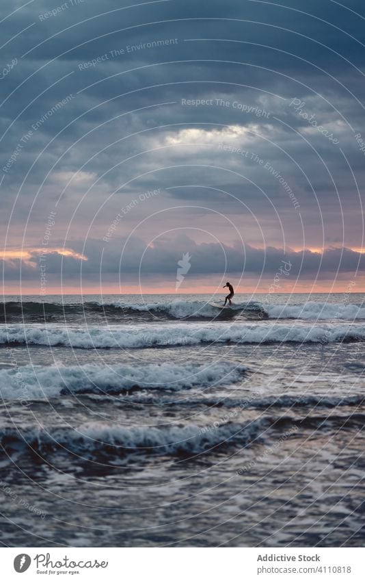 Anonymer Surfer beim Spaziergang am Meer MEER Strand Abend Surfbrett winken wolkig Resort Costa Rica Hobby Wasser Natur Ufer Urlaub Küste Sommer malerisch