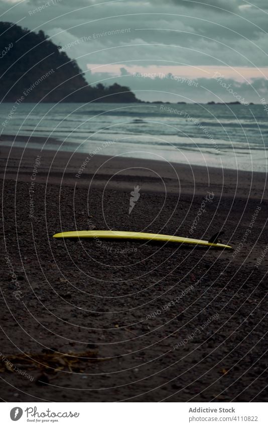 Szenische Landschaft mit Surfbrett am Strand sandig Dämmerung Wasser Urlaub Ufer MEER Brandung Meer Küste Freiheit Sport Natur reisen Sommer Tourismus Feiertag