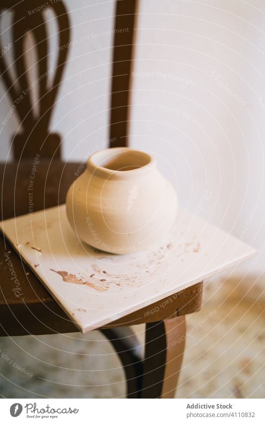 Handgefertigte Töpferwaren am Stand in der Werkstatt handgefertigt Vase Ton Topf Steingut Geschirr irden heimwärts Utensil Handarbeit Glas Keramik Ware kreativ