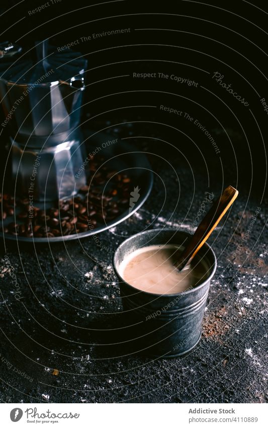 Frischer Kaffee in der Nähe der Kanne und der Kaffeekörner Topf Körner rustikal brauen frisch Löffel Tablett Tasse unordentlich Getränk Koffein trinken