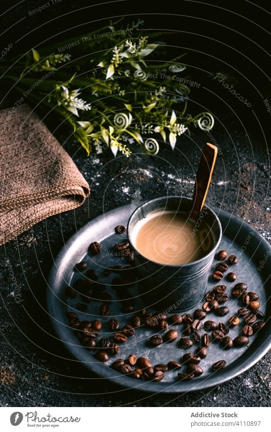 Kaffee und Kaffeekörner auf dem Tablett Körner rustikal brauen frisch Löffel Tasse Getränk Frühstück Koffein trinken lecker Aroma geschmackvoll natürlich Tisch