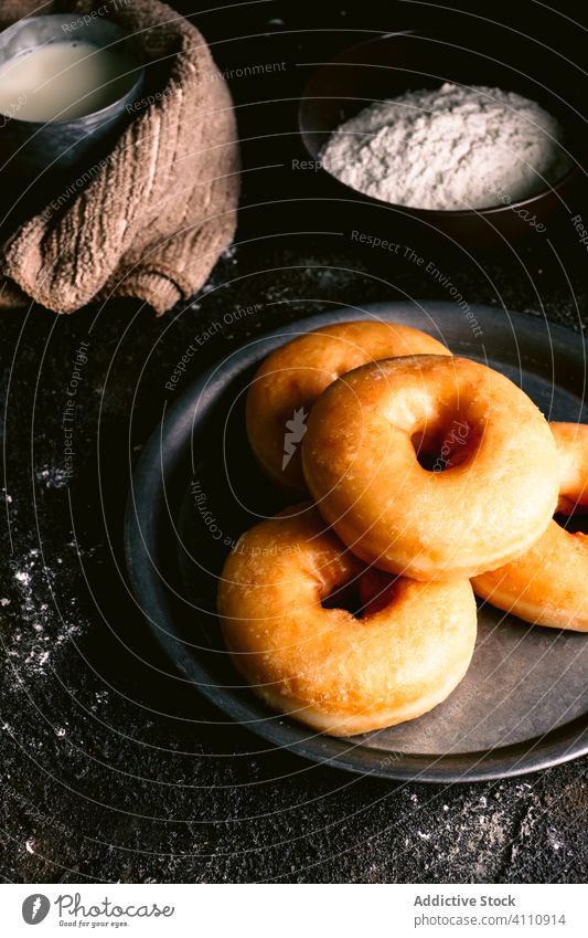 Doughnuts in der Nähe von Zutaten auf dem Tisch Bestandteil Koch Küche Rezept Mehl melken Ei Utensil Gebäck Lebensmittel Serviette Löffel geschmackvoll lecker