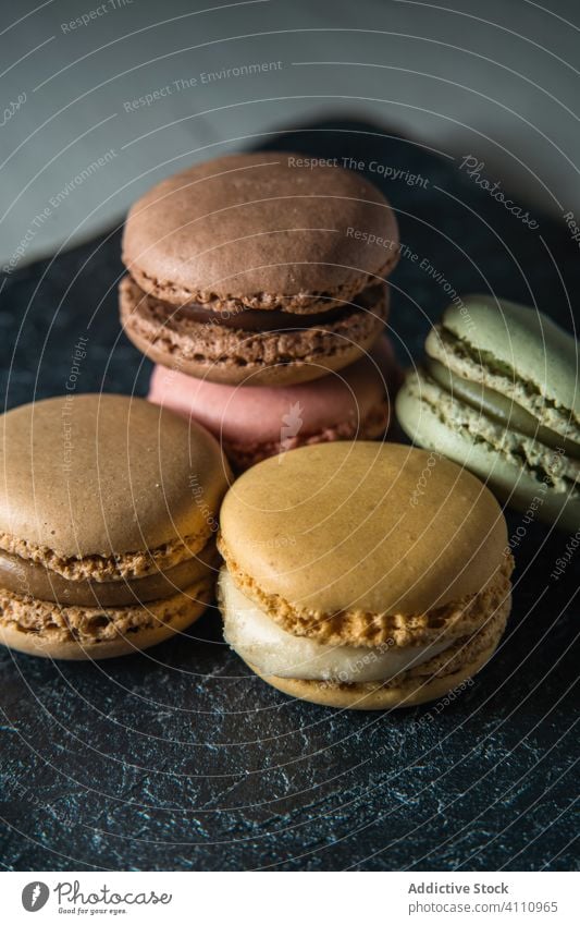 Frische knusprige Makronen auf dem Tisch Dessert farbenfroh Snack Lebensmittel Wand Biskuit süß Feinschmecker sortiert Gebäck Konfekt traditionell lecker