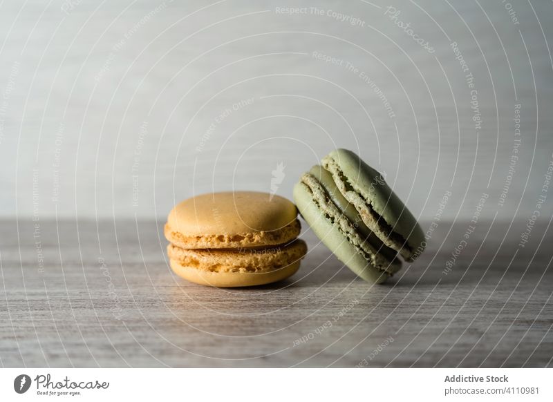 Frische knusprige Makronen Dessert farbenfroh Snack Lebensmittel Wand Tisch Biskuit süß Feinschmecker sortiert Gebäck Konfekt traditionell lecker geschmackvoll