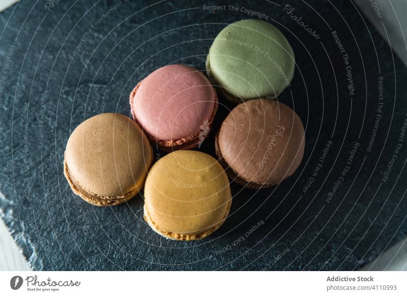 Frische knusprige Makronen auf dem Tisch Dessert farbenfroh Snack Lebensmittel Wand Biskuit süß Feinschmecker sortiert Gebäck Konfekt traditionell lecker