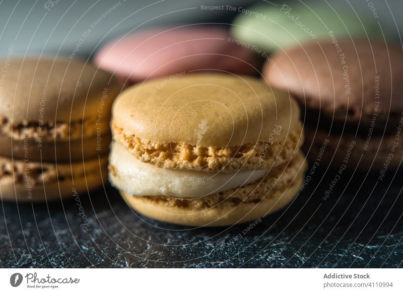 Frische knusprige Makronen auf dem Tisch Dessert farbenfroh Snack Lebensmittel Wand Biskuit süß Feinschmecker sortiert Gebäck Konfekt traditionell lecker