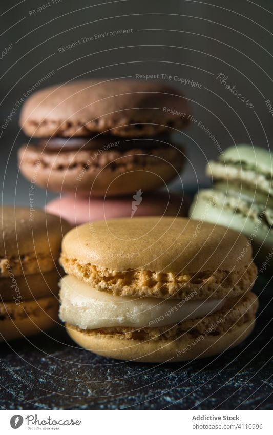 Frische knusprige Makronen auf dem Tisch Dessert farbenfroh Snack Lebensmittel Wand Biskuit süß Feinschmecker sortiert Gebäck Konfekt traditionell lecker