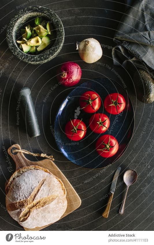 Kochzutaten bei frischem Salat Salatbeilage Guacamole Küche organisch Bestandteil Avocado Gemüse Brot Lebensmittel Tisch Zusammensetzung Mahlzeit Gesundheit