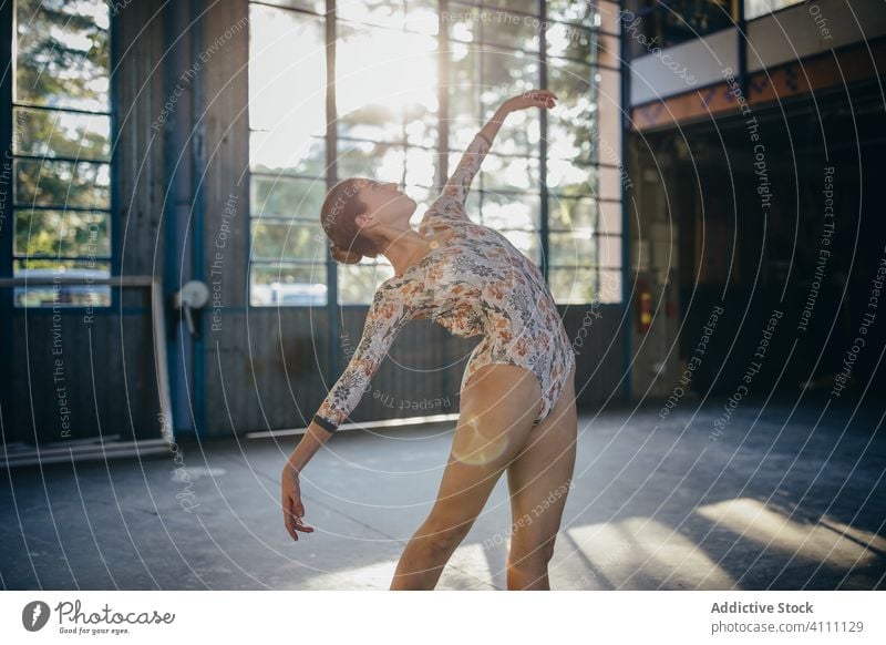 Balletttänzerin beim Üben von Ballettbewegungen im Studio Ballerina Anmut Tanzen Gleichgewicht auf Zehenspitzen Training üben Übung Frau gymnastisch beweglich