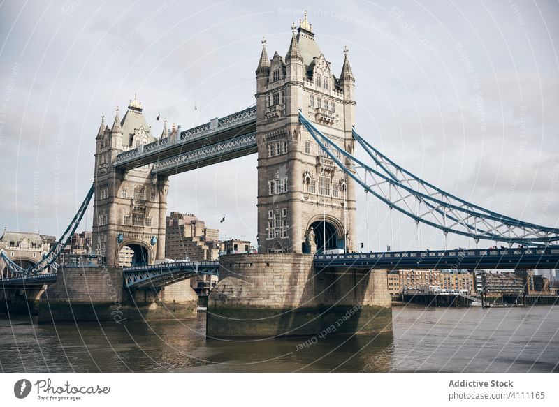 Tower Bridge in London an einem sonnigen Tag reisen Großstadt Turm Brücke Architektur Sightseeing urban Tourismus Wahrzeichen Fluss Stadtbild Straße Feiertag