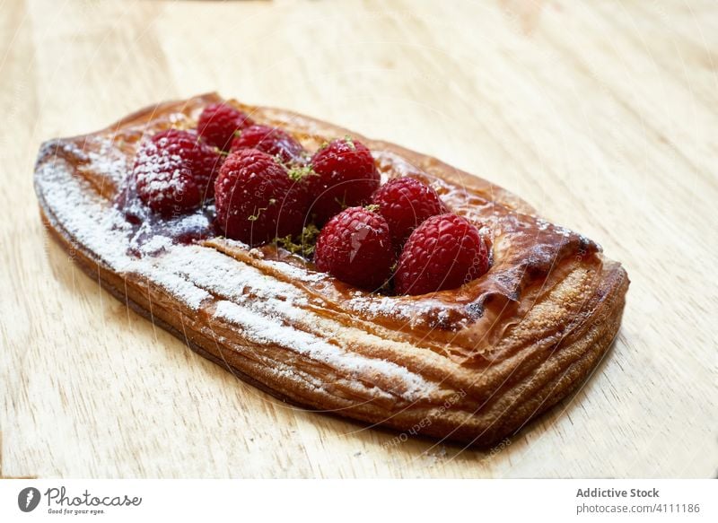 Leckerer Blätterteig mit frischen Beeren Hauch Gebäck Erdbeeren lecker Dessert Bäckerei Lebensmittel süß geschmackvoll selbstgemacht gebacken Feinschmecker