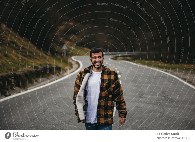 Glücklicher männlicher Reisender auf der Straße Mann Natur reisen Lächeln Landschaft Lachen genießen Asphalt jung Stil Tourismus Route sich[Akk] entspannen