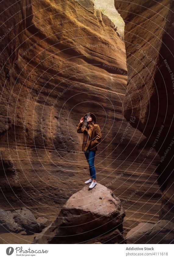 Frau steht auf einem Stein in einer Schlucht reisen Felsen Natur Abenteuer erkunden Tourismus Urlaub Berge u. Gebirge Reise Wanderung extrem Feiertag Aktivität