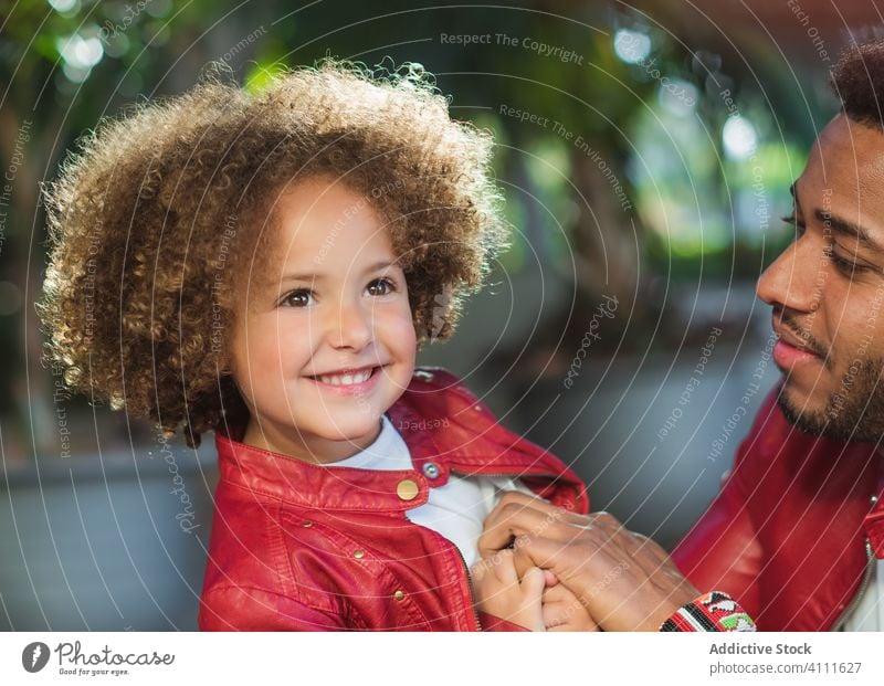 Glückliches kleines Mädchen mit Papa im Park Vater Tochter Zusammensein Lächeln Straße Liebe ähnlich urban Kind Mann ethnisch wenig Partnerschaft heiter Freude