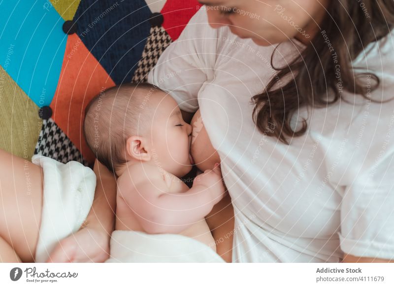 Glückliche Mutter, die ihr Baby zu Hause stillt stillen Kind niedlich bezaubernd wenig unschuldig Liebe Pflege Komfort Zuneigung Angebot klein Zusammensein