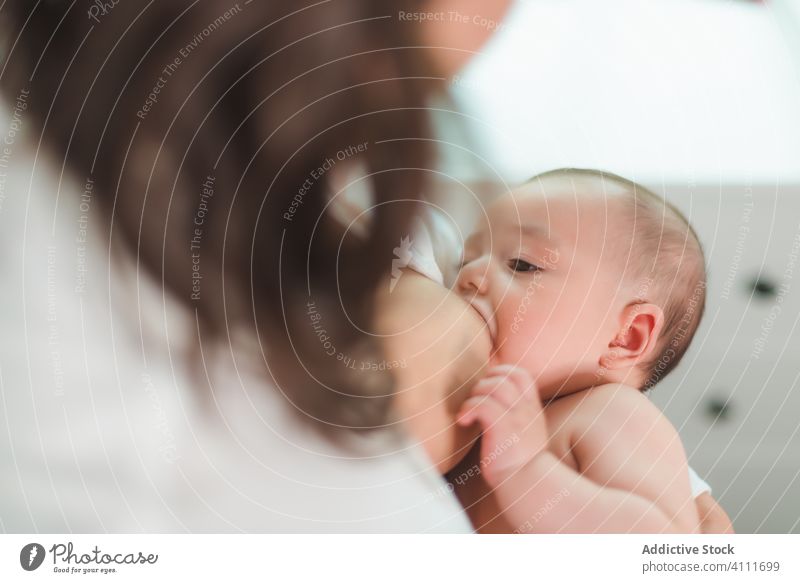 Zärtliche Mutter, die ihr süßes Baby stillt stillen heimwärts Säugling Kind Pflege bezaubernd Eltern wenig unschuldig niedlich Angebot Zusammensein klein