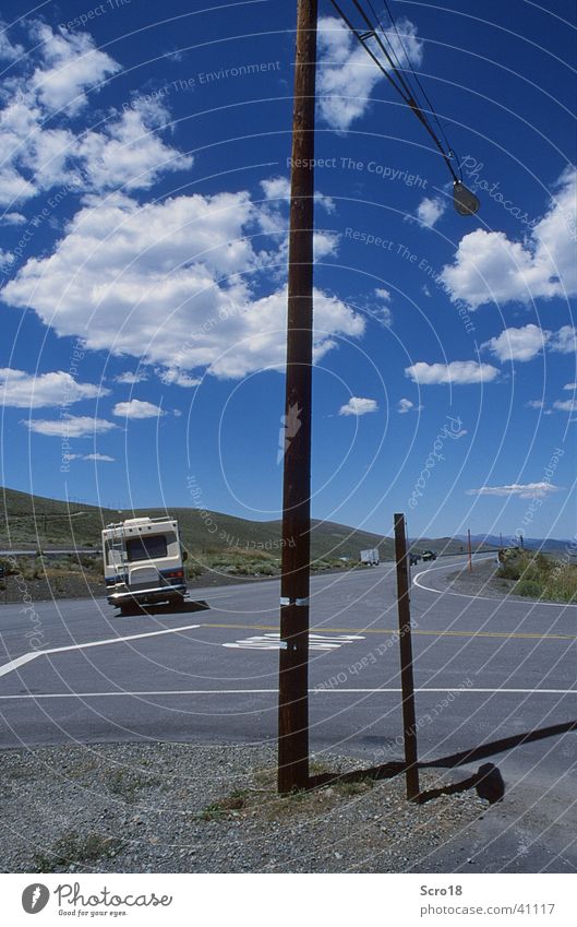 Schräglage Asphalt Freiheit Wohnmobil Straßenkreuzung Landstraße Straßenbeleuchtung Laternenpfahl Himmel Wolken British Columbia Menschenleer Landschaft