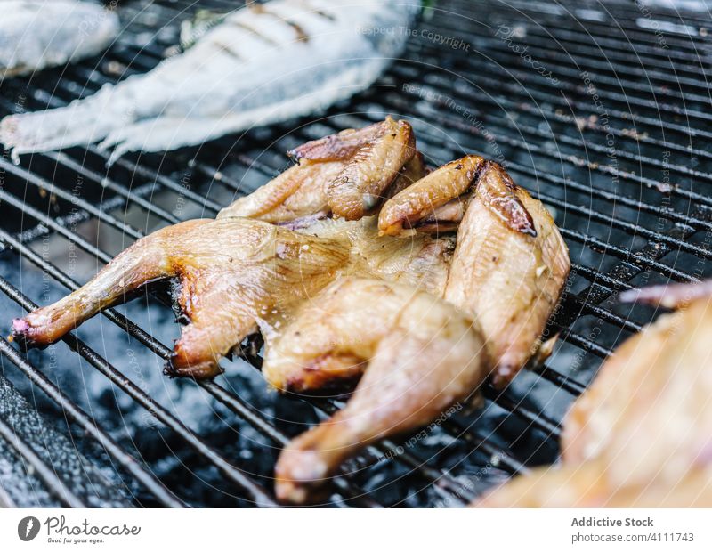 Gegrilltes leckeres Huhn und Fisch im Restaurant Grillrost Hähnchen Mahlzeit Lebensmittel Braten geschmackvoll Küche Koch Fleisch gebraten grillen heiß Markt