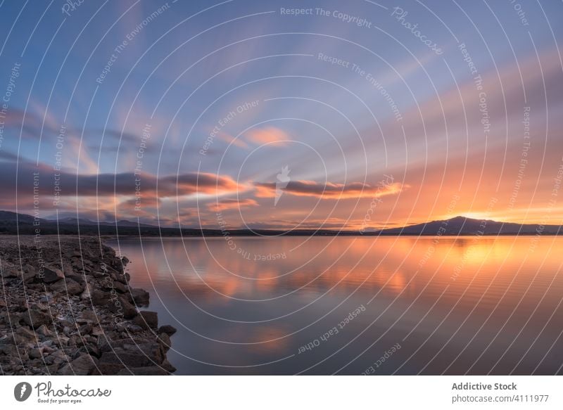 Sonnenuntergang Himmel über ruhigen See wolkig Berge u. Gebirge Natur hell Wasser malerisch Abend Reflexion & Spiegelung Windstille Abenddämmerung Dämmerung