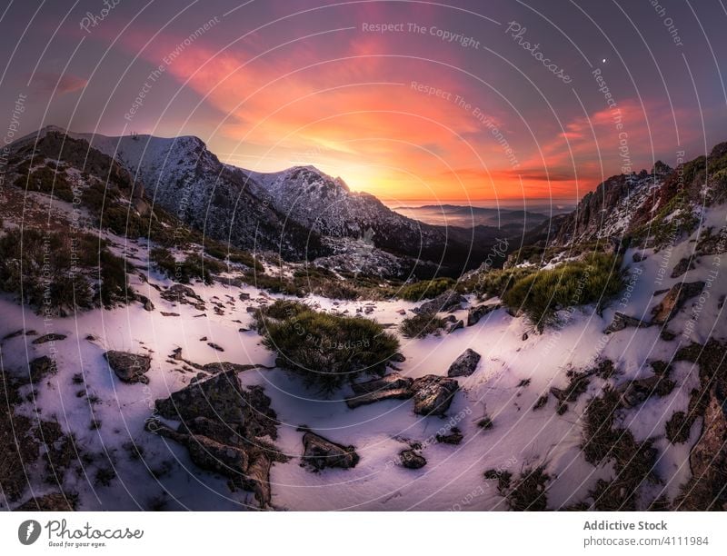 Verschneite Berge bei hellem Sonnenuntergang Berge u. Gebirge Schnee Himmel wolkig Winter Kamm Natur kalt Landschaft malerisch Umwelt Felsen niemand ruhig